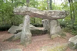 Le dolmen des Pierres-Folles dans un bois à proximité de Commequiers