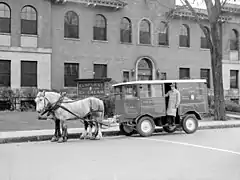 Voiture de livraison d'une compagnie laitière en 1942 à Montréal.