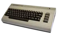 Clavier d'ordinateur beige aux touches marrons (Commodore 64).