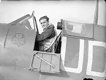 Photographie en noir et blanc d'un homme dans un habitacle d'avion.