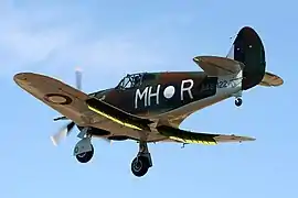 Vue arrière du Warbird A46-122 "Suzy Q" montant son aspect trapu lors d'une démonstration au musée de l'aviation de Temora en 2006.