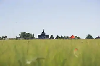 Au loin l’église de Maizières-la-Grande-Paroisse datant du XIIe siècle.