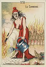 Femme laide en robe rouge et bonnet phrygien, un sein nu, arrosant de pétrole un feu.