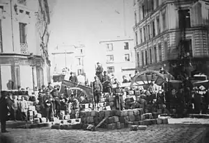 Barricade du « passage Raoul » lors de la commune de Paris de 1871.