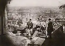 Photographie d'une barricade sur la Butte Montmartre durant la Commune de Paris