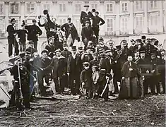 Gardes nationaux et curieux sur la colonne Vendôme renversée le 16 mai 1871, Bruno Braquehais, mai 1871, papier albuminé, Bibliothèque historique de la Ville de Paris.