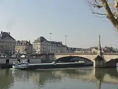 Le Pont Solférino et une barge.