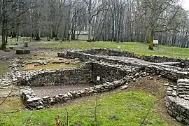 Le forum, d'anciennes échoppes, un puits.