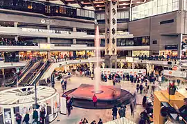 Intérieur du complexe Desjardins lors du festival Montréal en Lumière