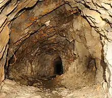 Dans la galerie sous roc reliant les accès aux caponnières.