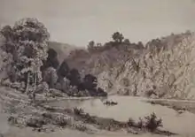 paysage représentant un lac au pied d'une colline et d'un bosquet