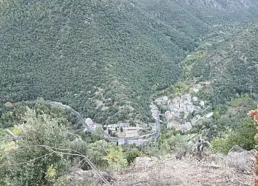 Le village de Conat se trouve au fond de la vallée du Caillan. Ici, la rivière est profondément encaissée dans les formations paléozoïques de cette région. Des champs cultivés sont situés sur d'étroites bandes d'alluvions de part et d'autre de la rivière.