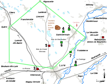 Carte mettant en valeur les limites d'une concession minière, l’emplacement de sondages par rapport aux villages, cour d'eau et routes et chemin de fer.