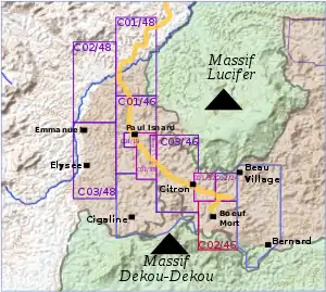 Carte en couleur et relief comprenant une zone centrale marron découpée en rectangles (bords bleus, mauves et rouges), et deux zones en vert (en haut et en bas) représentant deux massifs montagneux.