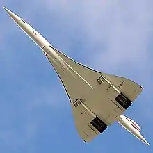 Photo du Concorde en vol, vu de dessous, avec ses larges et fines ailes delta
