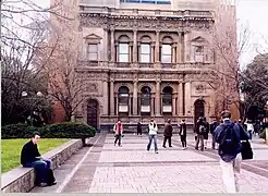 Ancienne Banque de Nouvelle-Galles du Sud. Façade transplantée de Collins Street à l'Université de Melbourne Union Lawn.