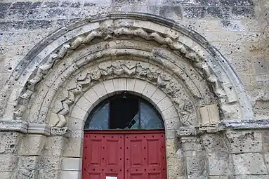 Détail du portail de l'église.