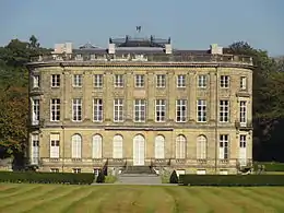 Château de l'Hermitage, les communs, le fossé, le jardin, le parc, l'enclos, le pavillon, la clôture et la grille.