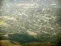 Photo aérienne de l'est de Conder, niché dans les collines.