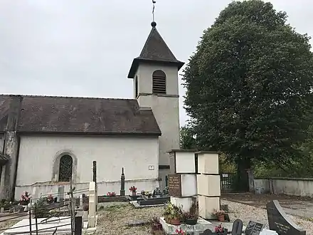 L'église Saint-Nicolas entourée du cimetière.