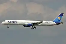 Vue de profil d'un avion de ligne à réacteurs aux couleurs de la société Condor, en vol.