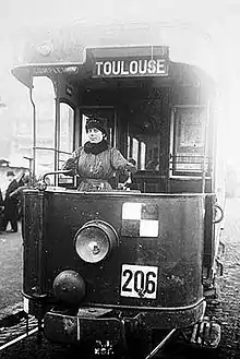 Une conductrice de tramway à Toulouse (France) durant la première guerre mondiale (1914-1918).