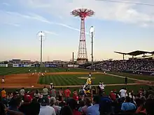 Stade de baseball avec des spectateurs.