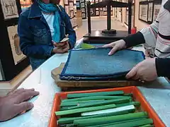 Fabrication moderne du papier à base de papyrus