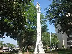 Monument représentant un soldat debout sur une colonne