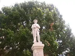 Vue d'une statue de soldat, tenant à ses pieds un fusil