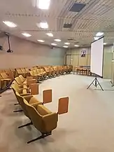 Salle de conférence dans le bunker de Tito.