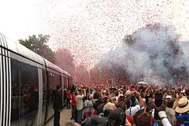 Confettis lors de l'inauguration du tramway de Tours, en septembre 2013, place Jean Jaurès.