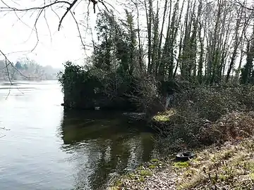 Le Couzeau (sur la droite) se jette dans la Dordogne par une cascatelle.