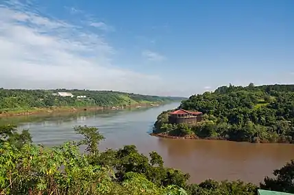 Confluence entre le río Iguazú et le río Paraná.