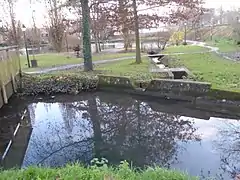 Confluent du ru des Godets avec l'ancienne Bièvre vive dans le parc Heller. En contrebas, à l'arrière plan, l'étang du Soleil