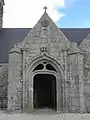 Église Saint-Mélar : le porche sud.