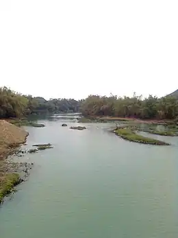 Rivière qui traverse Cong, et un ancien moulin.