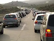 Files de voitures sur une route embouteillée.