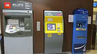 Des machines de vente de billets TCL, SNCF, et TER dans le hall Ouest.