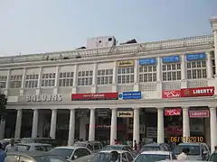 Bâtiment et magasins autour de Connaught Place.