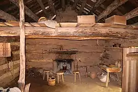 Intérieur d'une cabane en rondins reconstituée au Musée d'histoire vivante de Conner Prairie à Fishers, Indiana