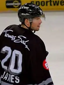 Description de l'image Connor James im Trikot der Nürnberg Ice Tigers.JPG.