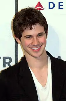 Connor Paolo dans le rôle de Declan Porter