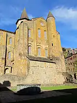 Vue partielle de l'abbatiale depuis le cloître.