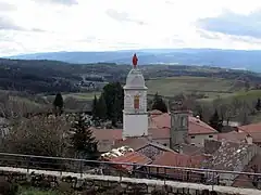 Vue sur la chapelle Notre-Dame à la vierge rouge.