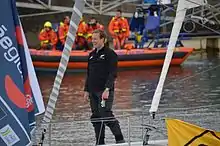 Le navigateur est debout sur le pont, très souriant.