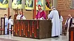 Mgr Michel Aupetit déposant la relique de Saint Jacques dans l'autel.