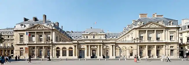 Entrée du Conseil d'État, place du Palais-Royal.