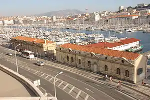 Les deux bâtiments de la consigne sanitaire de Marseille, vus depuis les escaliers menant à l'église Saint-Laurent