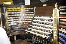Wanamaker Grand Court Organ, console à 6 claviers (Philadelphie, États-Unis).